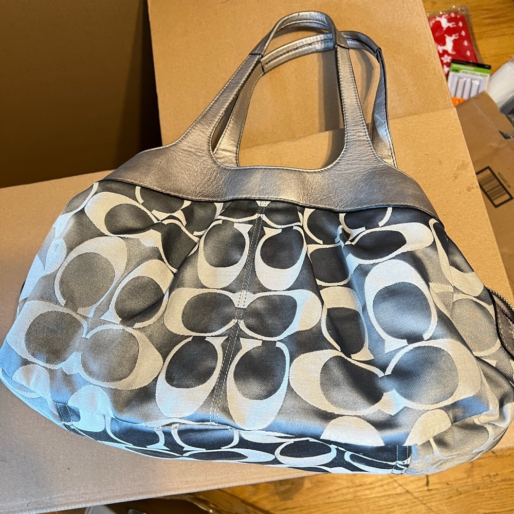 30. Nice tote π itβs no in use anymore. Super cute for any event. You will love - Picture 4 of 8
